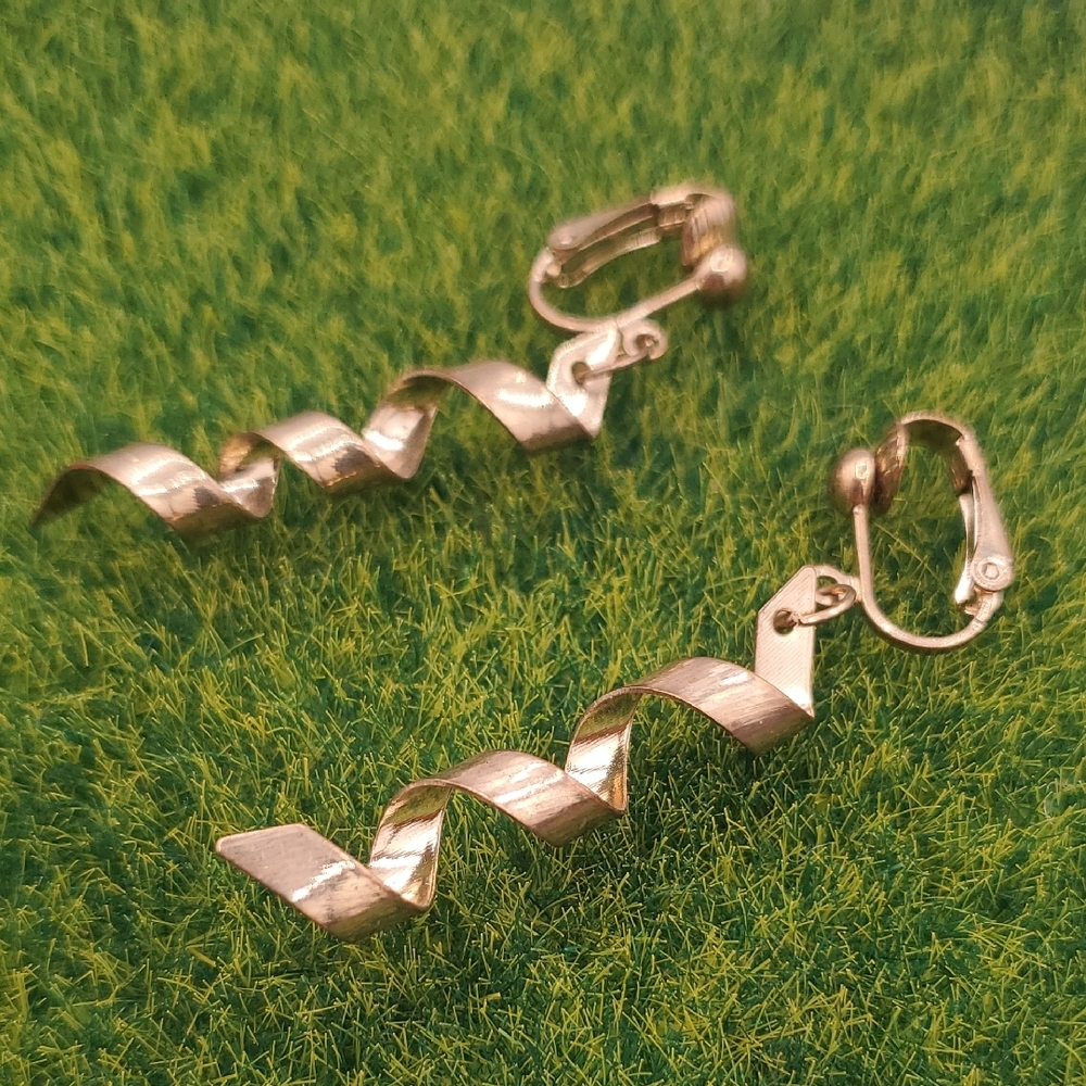Elegant Gold Tone Spiral Earrings Clip On E2169